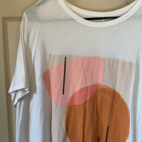 Abstract design tee - Picture 2 of 3
